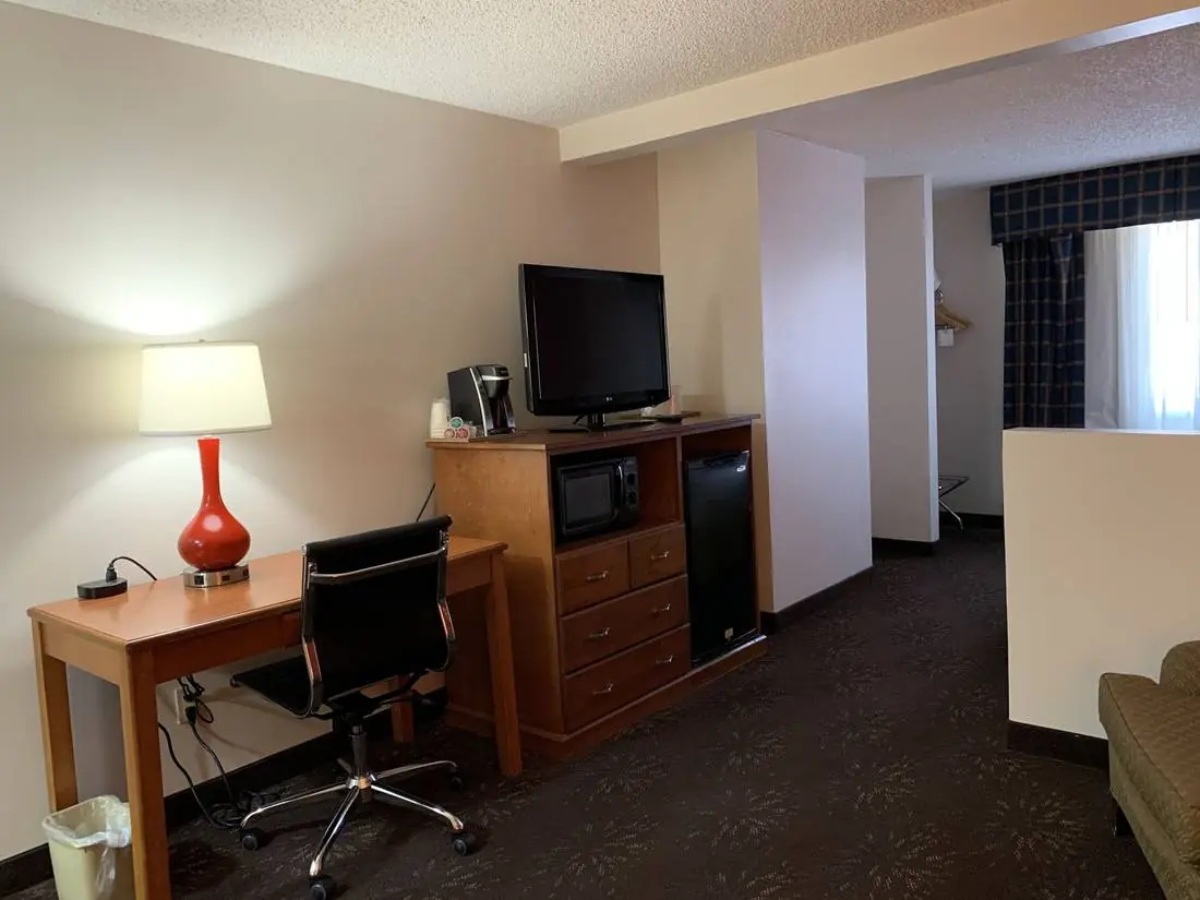 Room with work desk, TV and dresser